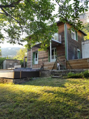 Maison au bord de l'eau avec Jacuzzi